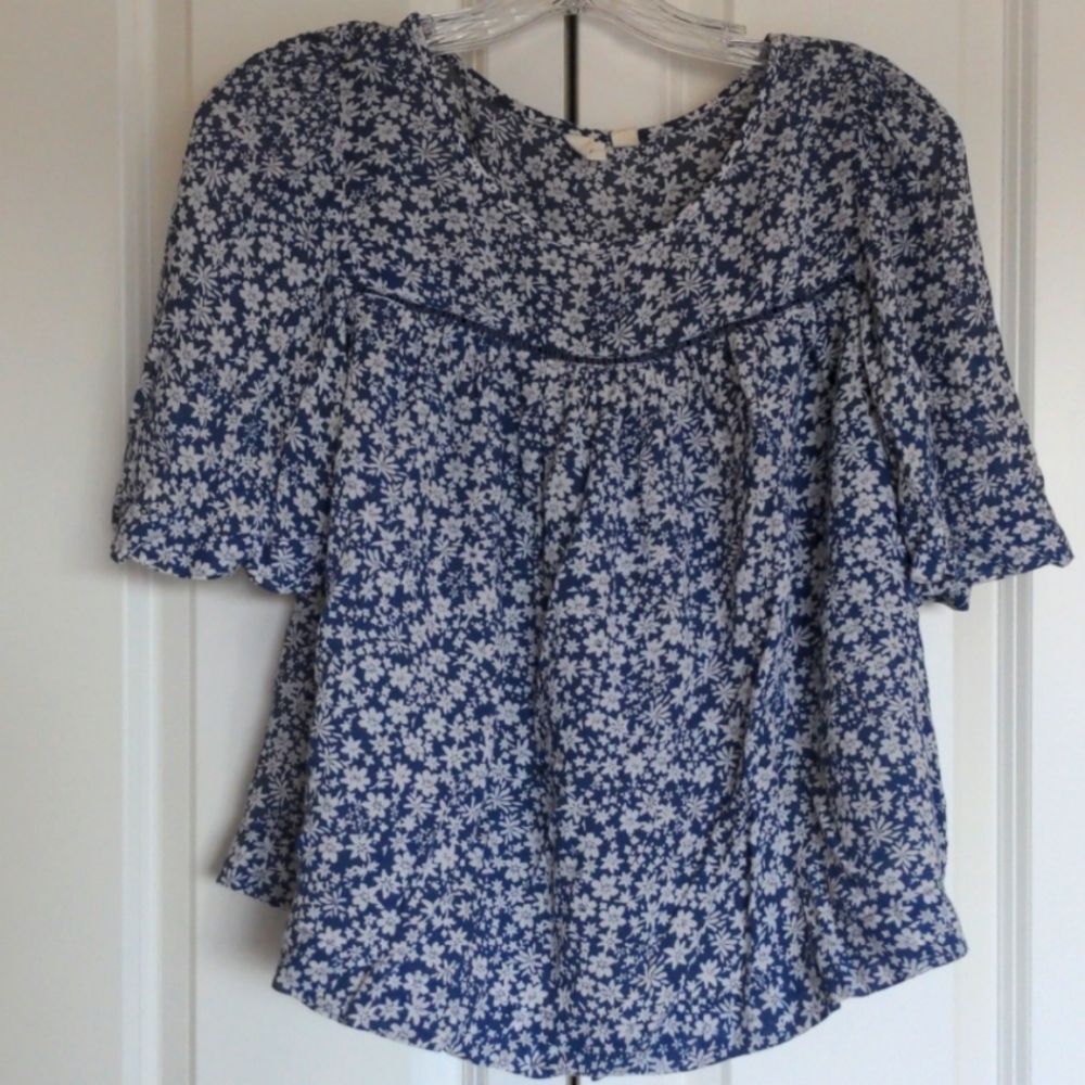 Gap white & blue floral top